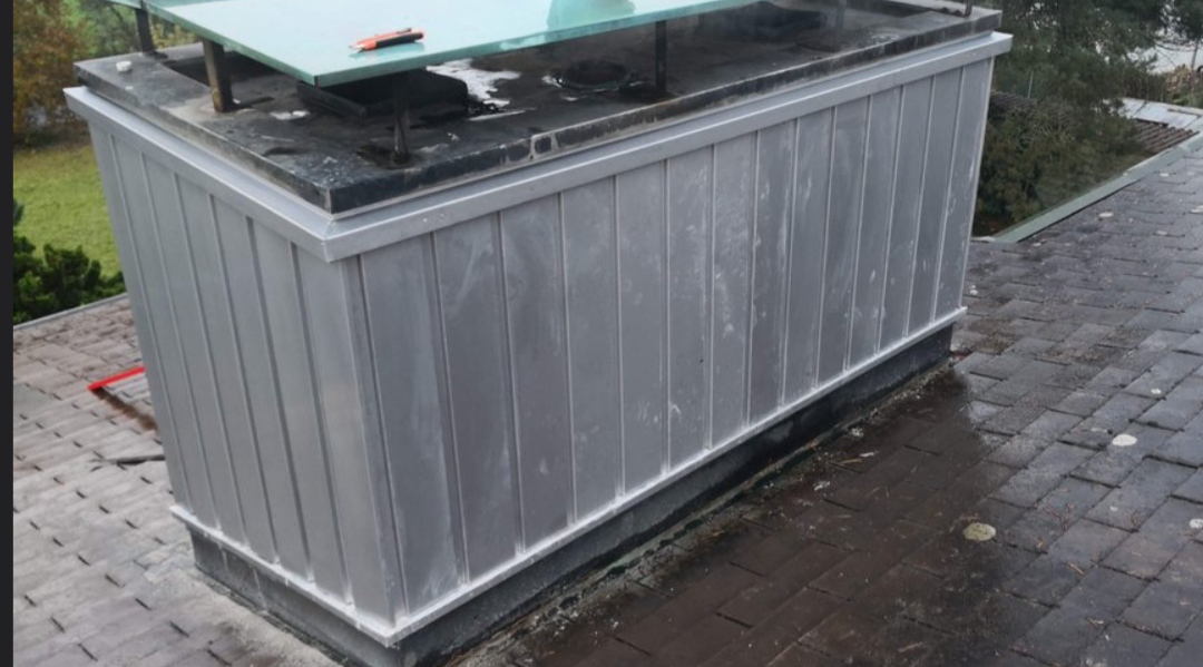 Kamin mit Blechverkleidung